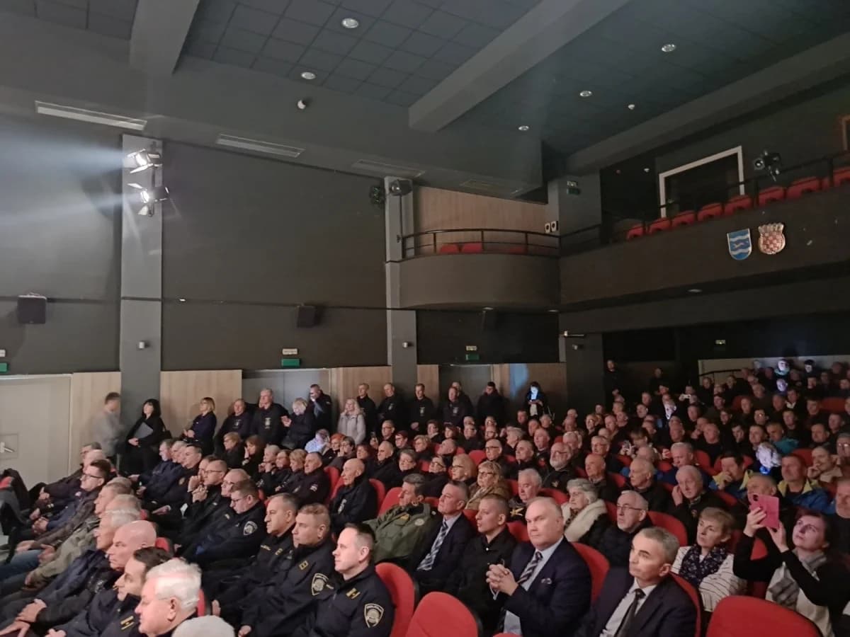 Ministar Medved uručio zahvalnice postrojbama za obranu Pakraca