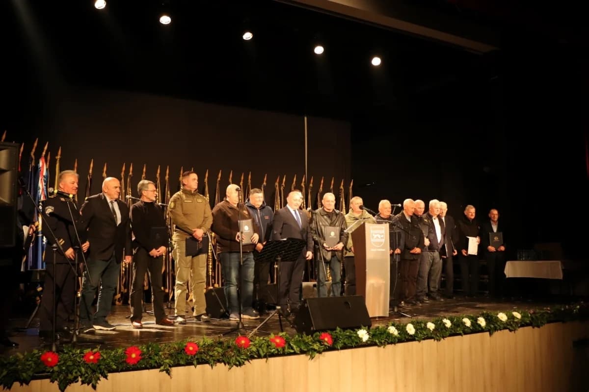 Ministar Medved uručio zahvalnice postrojbama za obranu Pakraca