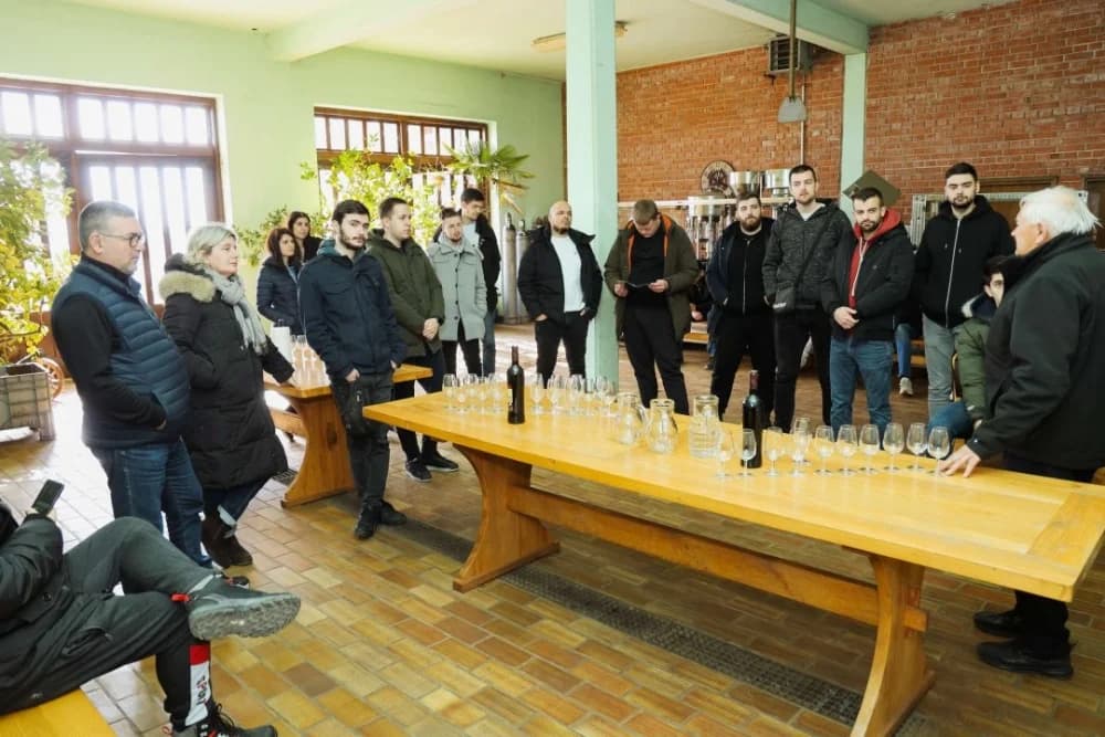 Tamburaši iz Mostara gostovali u Kutjevu i posjetili vinarije
