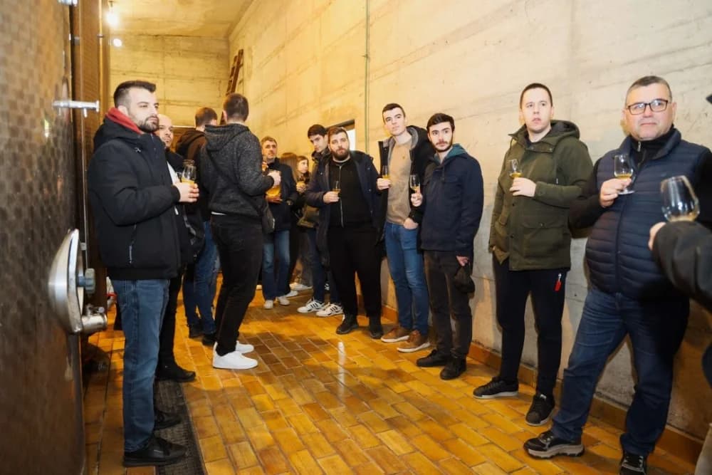 Tamburaši iz Mostara gostovali u Kutjevu i posjetili vinarije
