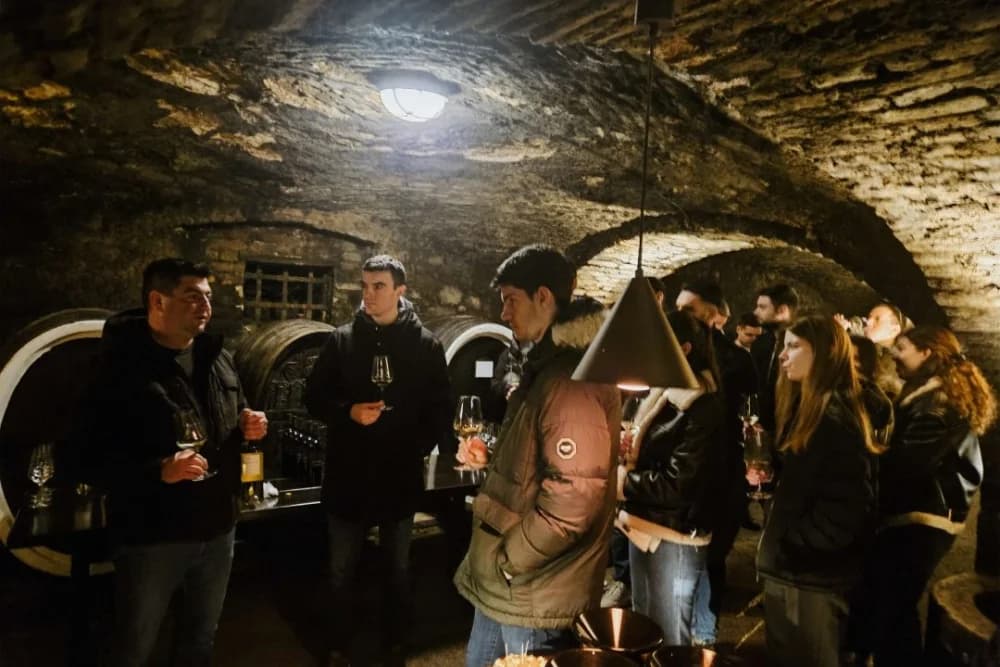 Tamburaši iz Mostara gostovali u Kutjevu i posjetili vinarije