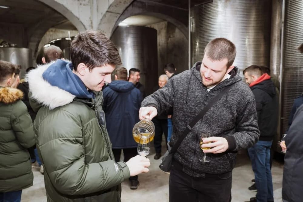 Tamburaši iz Mostara gostovali u Kutjevu i posjetili vinarije