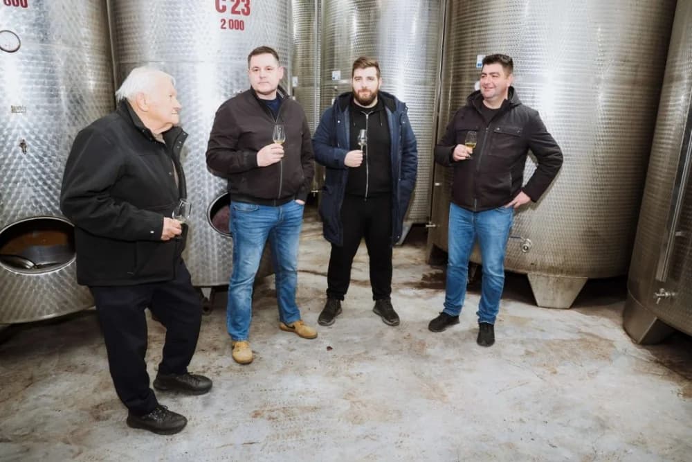 Tamburaši iz Mostara gostovali u Kutjevu i posjetili vinarije