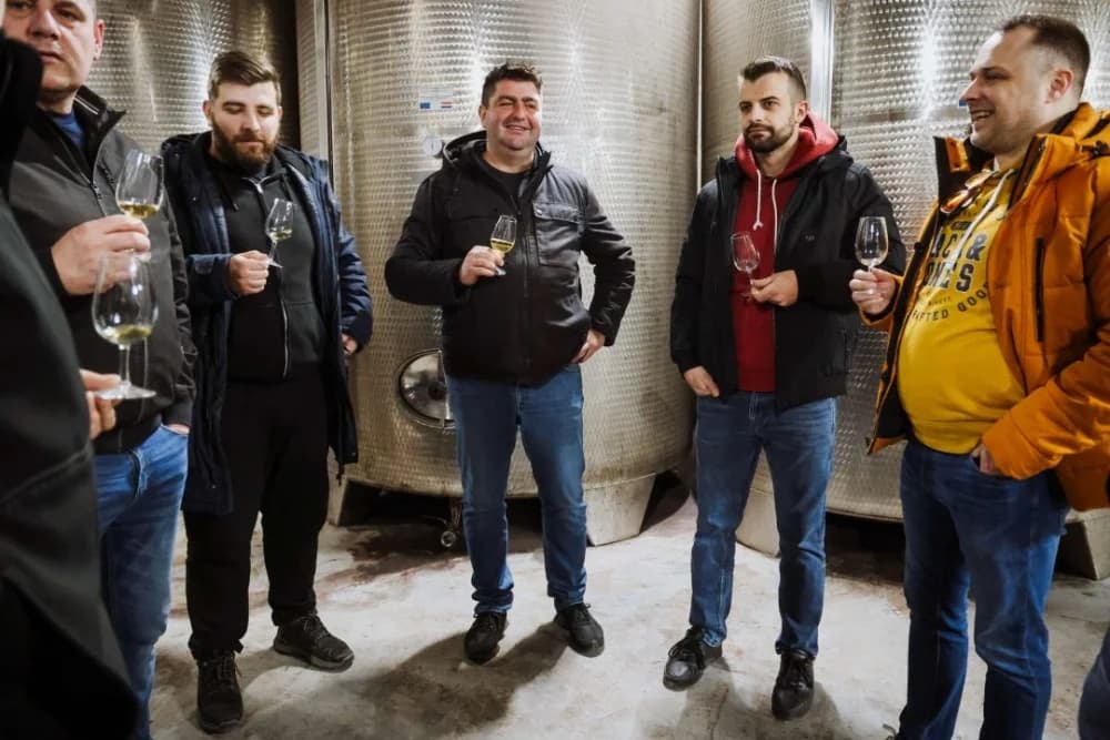 Tamburaši iz Mostara gostovali u Kutjevu i posjetili vinarije