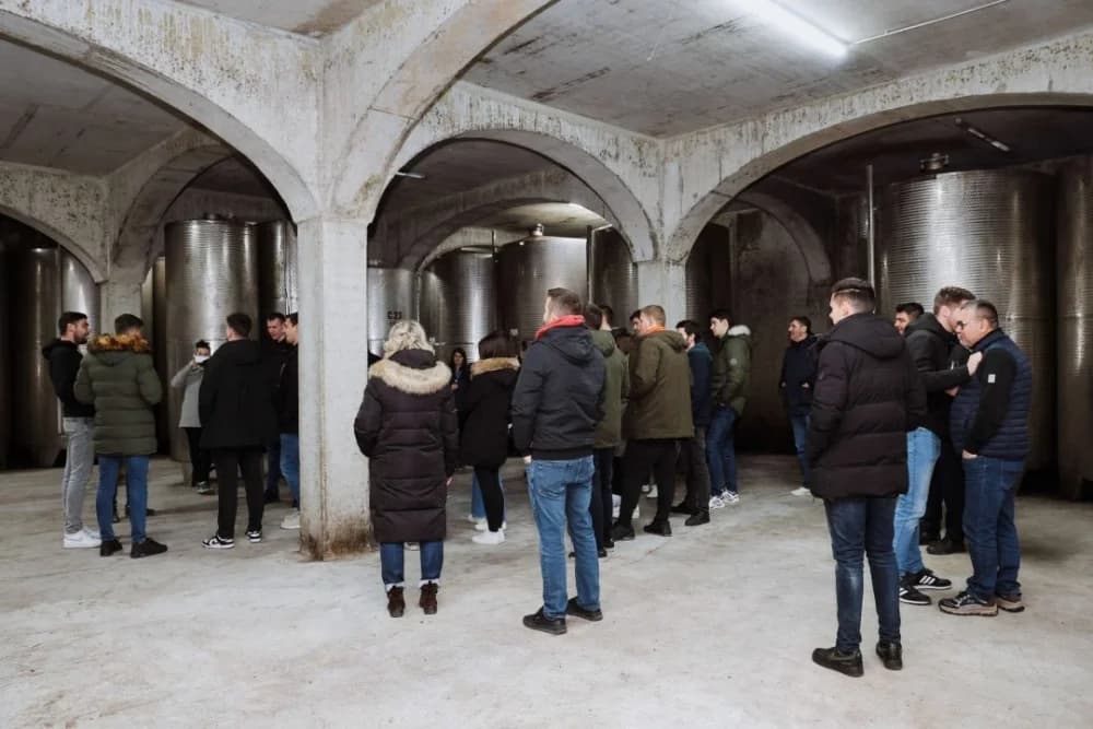 Tamburaši iz Mostara gostovali u Kutjevu i posjetili vinarije
