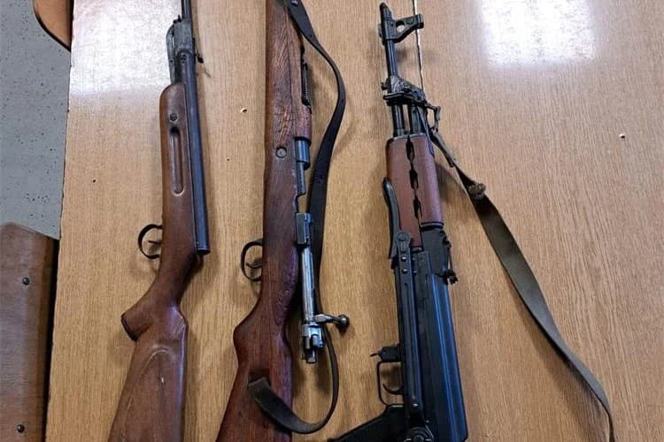 Dragovoljno predao automatsku pušku, streljivo, bombe i eksploziv