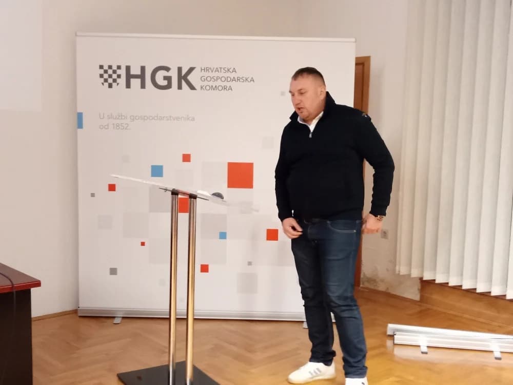 U POŽEGI: Sreten Ćuk i Mario Galović održali seminar nogometnim sucima i trenerima