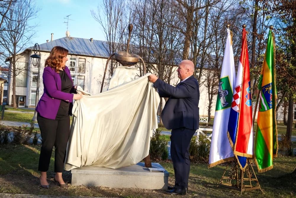 Skulptura „Relevant“ Tatjane Kostanjević otkrivena u srcu Lipika