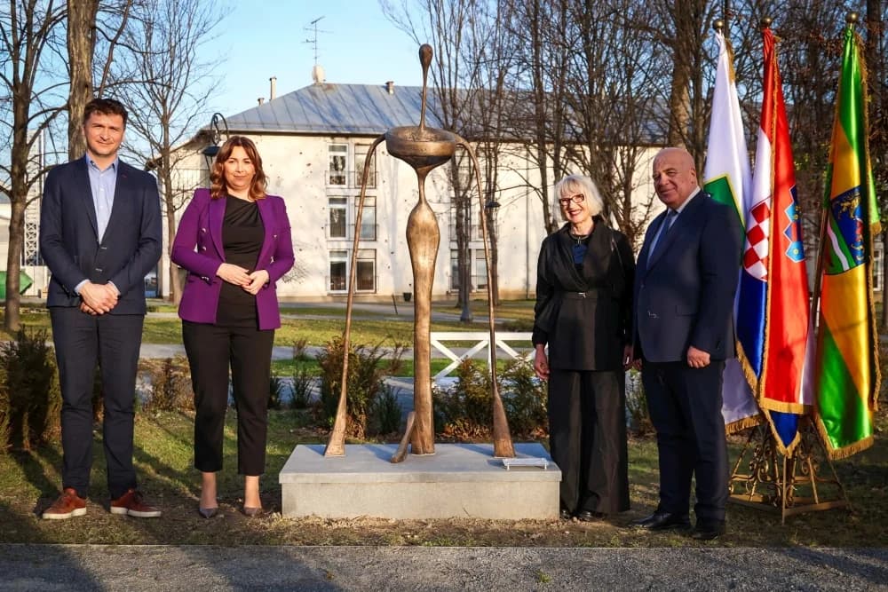 Skulptura „Relevant“ Tatjane Kostanjević otkrivena u srcu Lipika