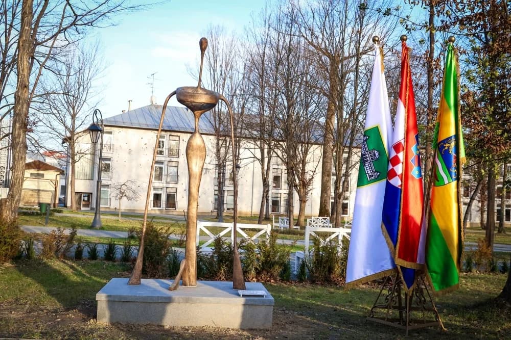 Skulptura „Relevant“ Tatjane Kostanjević otkrivena u srcu Lipika