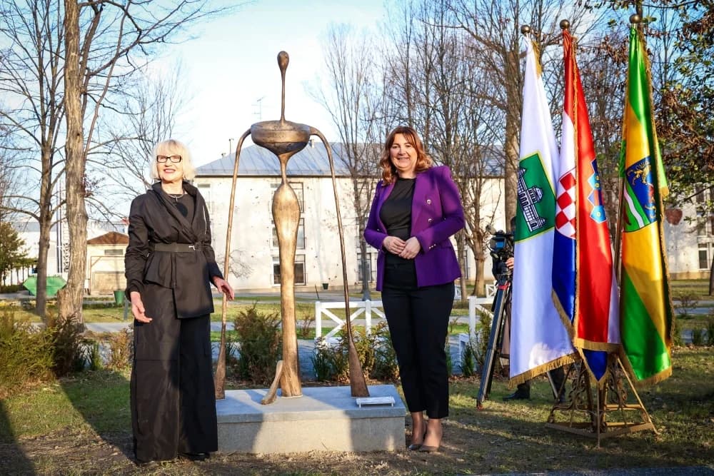 Skulptura „Relevant“ Tatjane Kostanjević otkrivena u srcu Lipika