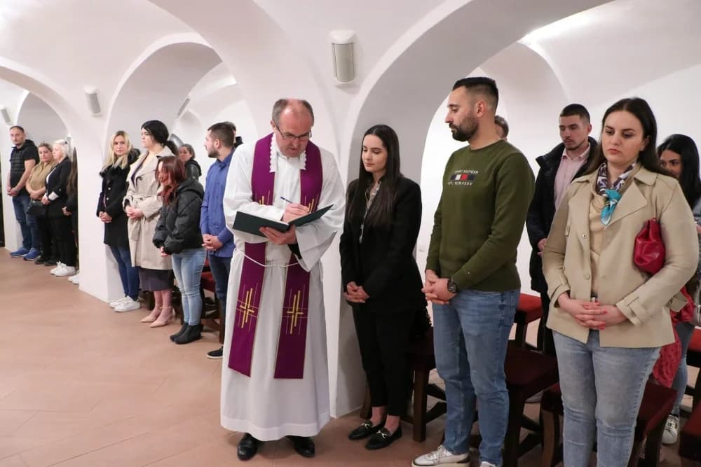 Upis imena katekumena u požeškoj Katedrali
