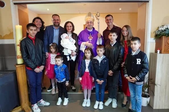 Krštenje devetog djeteta roditelja Ivić u Bučju