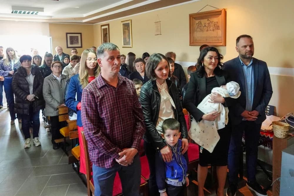 Krštenje devetog djeteta roditelja Ivić u Bučju