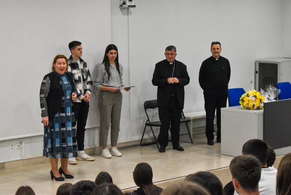 Biskup Martinović posjetio požešku Gimnaziju