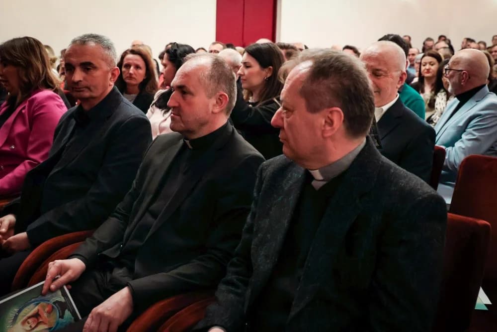 Ministrica kulture i medija na proslavi 30. rođendana Gradskog kazališta Požega, uz premijeru „Svete Rožalije“