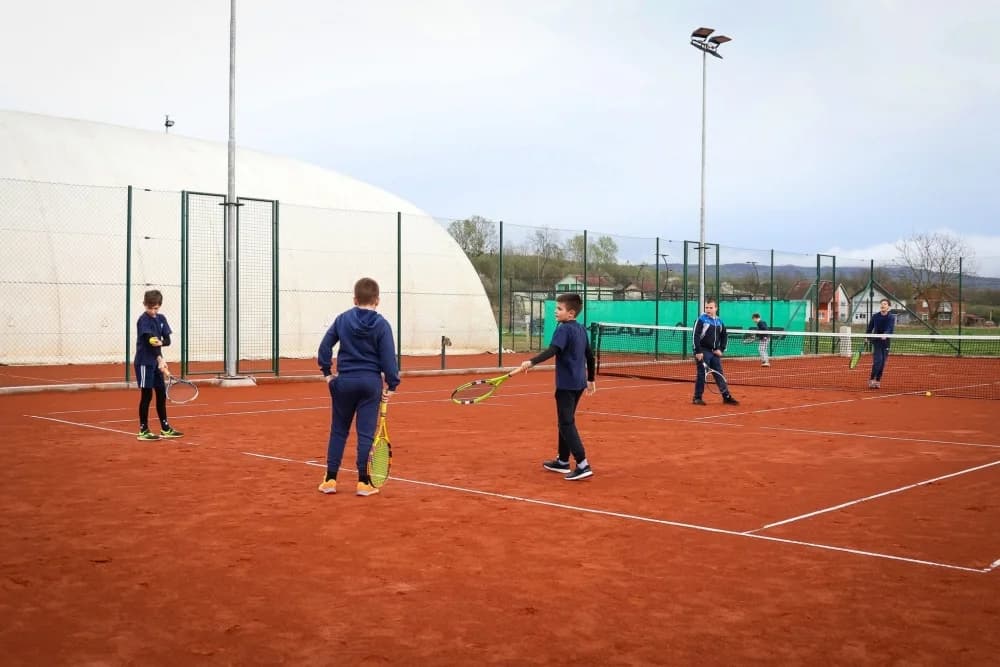 Otvoreni novi teniski tereni u Pakracu: Ulaganje u sportsku budućnost i mlade sportaše