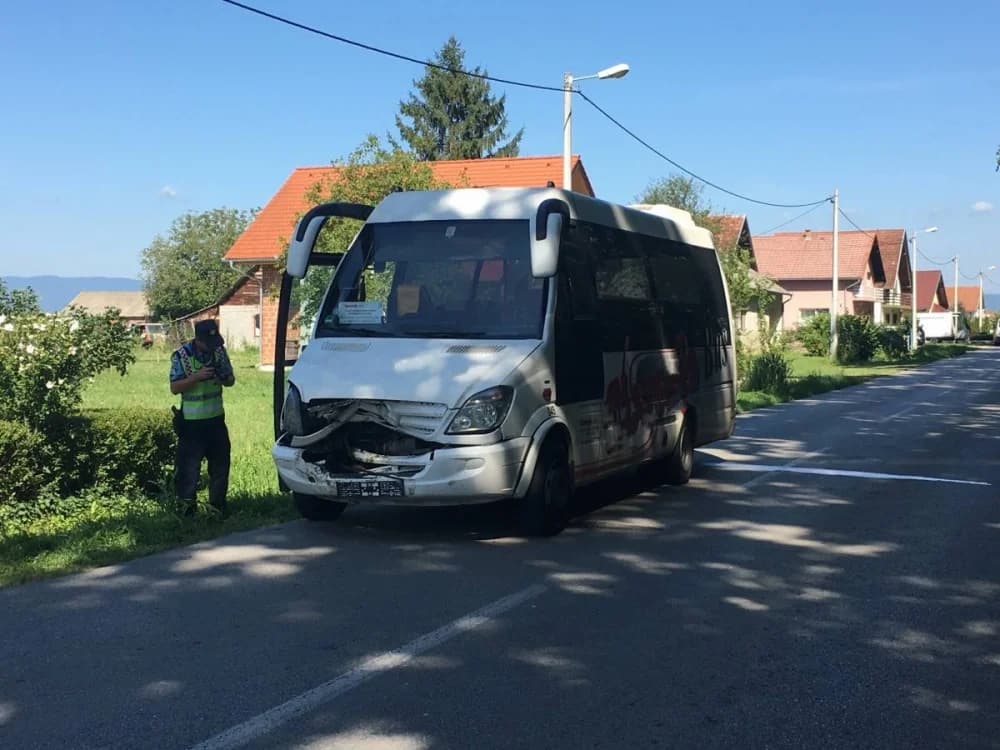 Između Nove Lipe i Ugaraka sudar teretnog vozila i autobusa