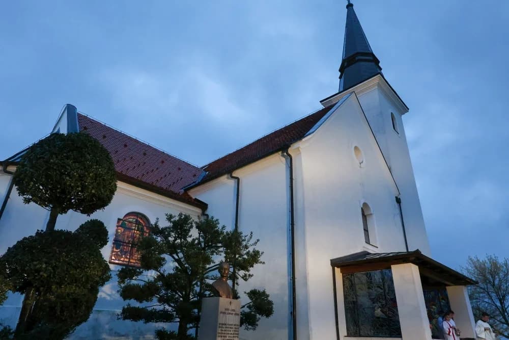 Požeški biskup blagoslovio bistu blaženog Alojzija Stepinca u Stražemanu