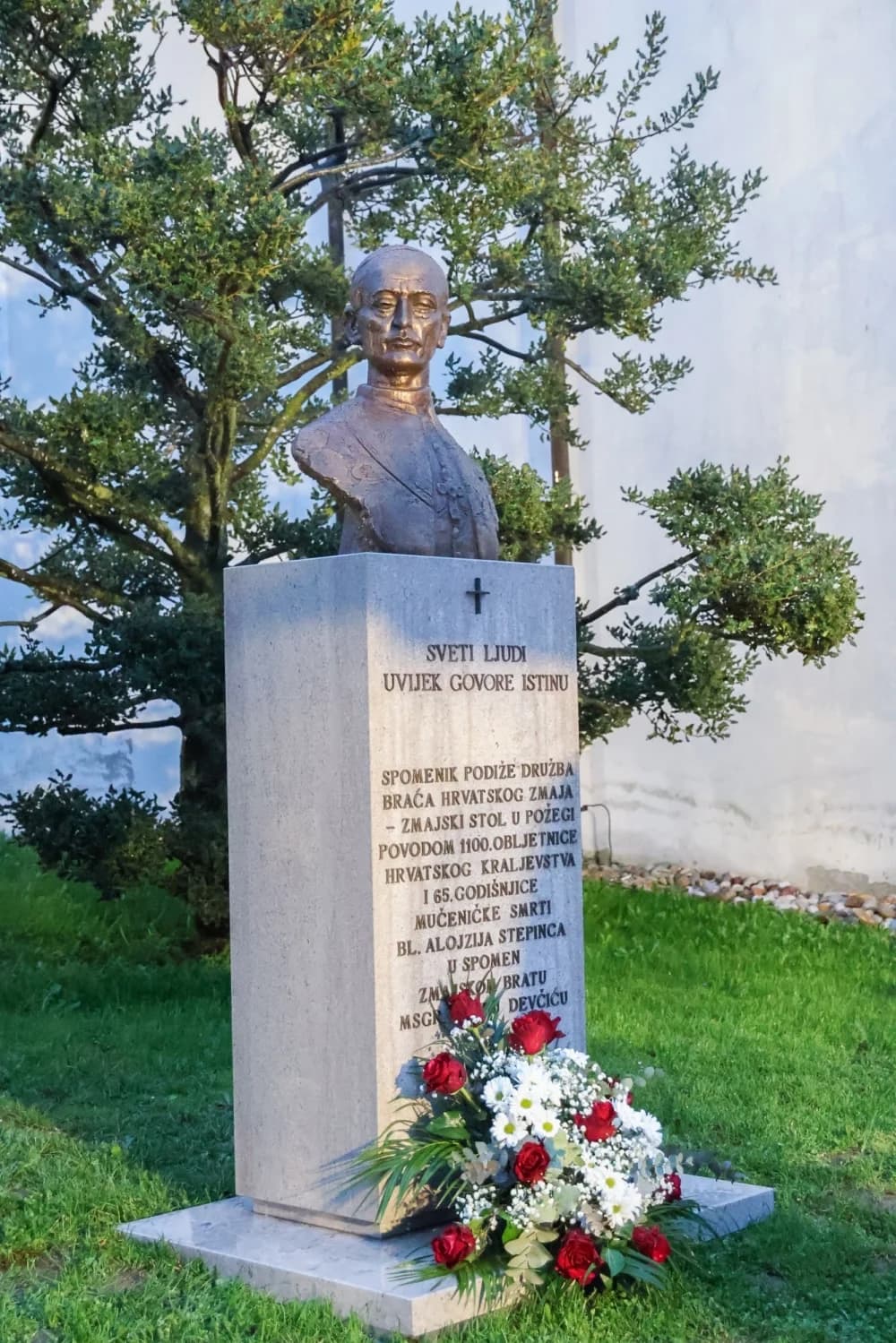 Požeški biskup blagoslovio bistu blaženog Alojzija Stepinca u Stražemanu