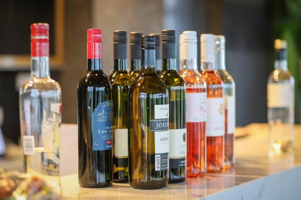 Održana radionica Gutljaj inspiracije – slikanje uz vino uz stručno vodstvo Maje Gjajić
