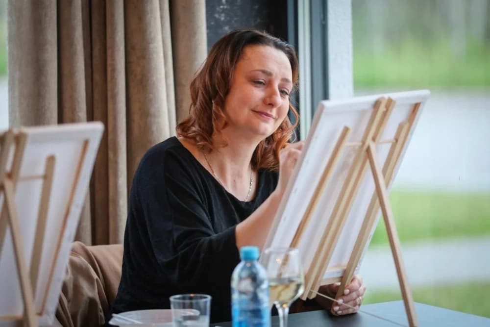 Održana radionica Gutljaj inspiracije – slikanje uz vino uz stručno vodstvo Maje Gjajić