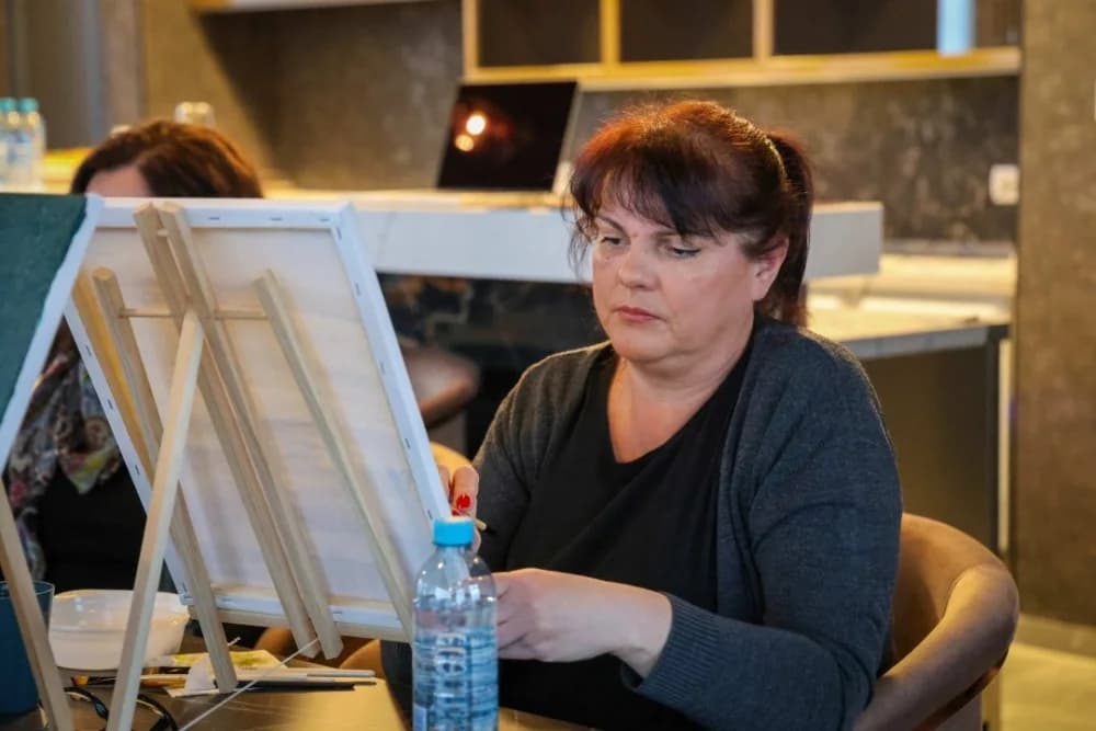Održana radionica Gutljaj inspiracije – slikanje uz vino uz stručno vodstvo Maje Gjajić
