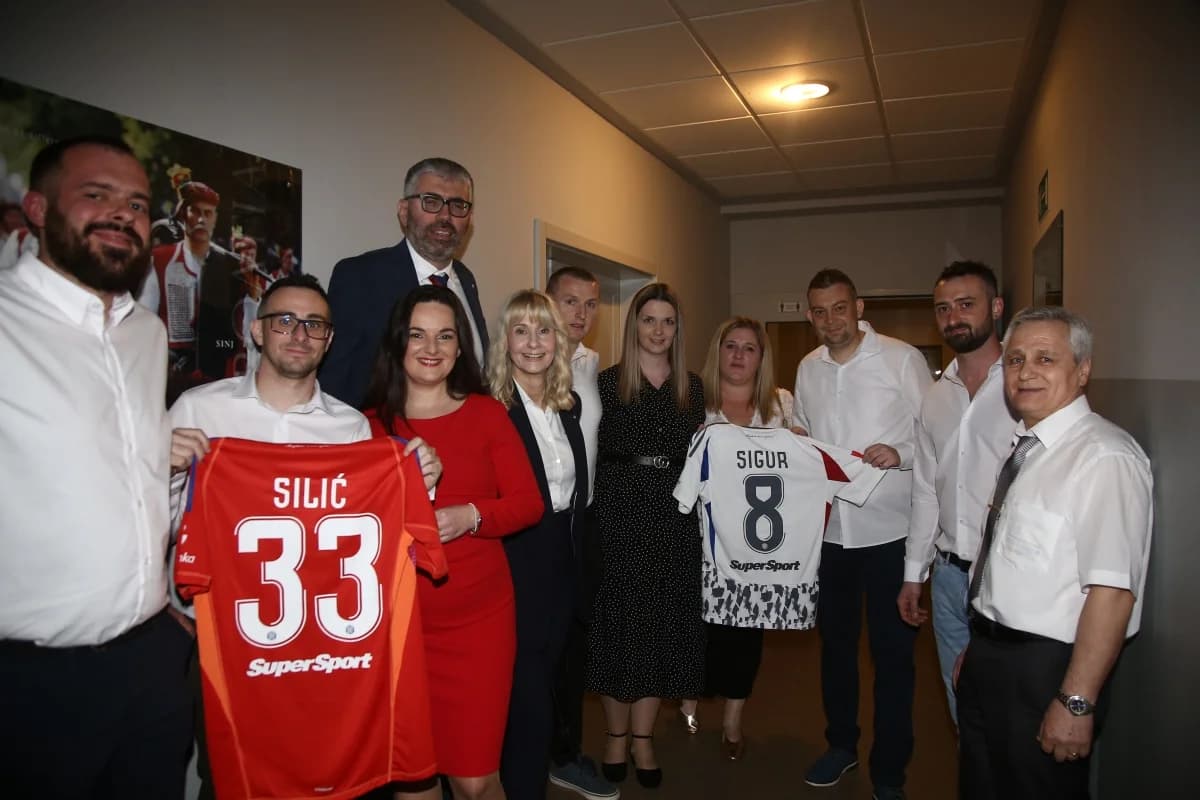 FOTO: Hajdučka raspjevana emocija okrunila prvu Bilu noć u Pakracu