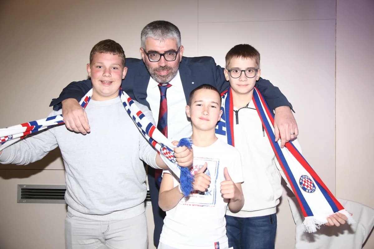 FOTO: Hajdučka raspjevana emocija okrunila prvu Bilu noć u Pakracu
