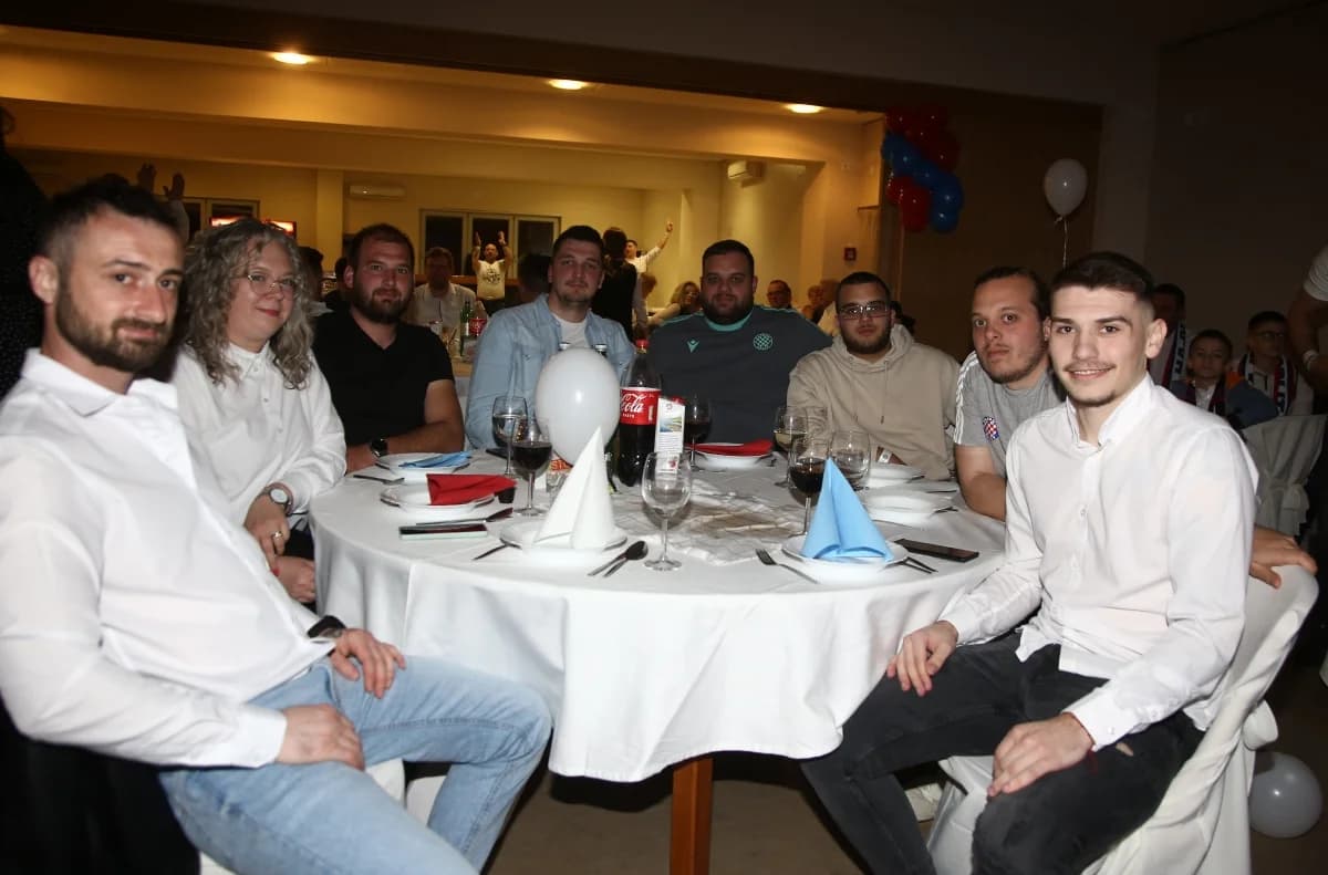 FOTO: Hajdučka raspjevana emocija okrunila prvu Bilu noć u Pakracu