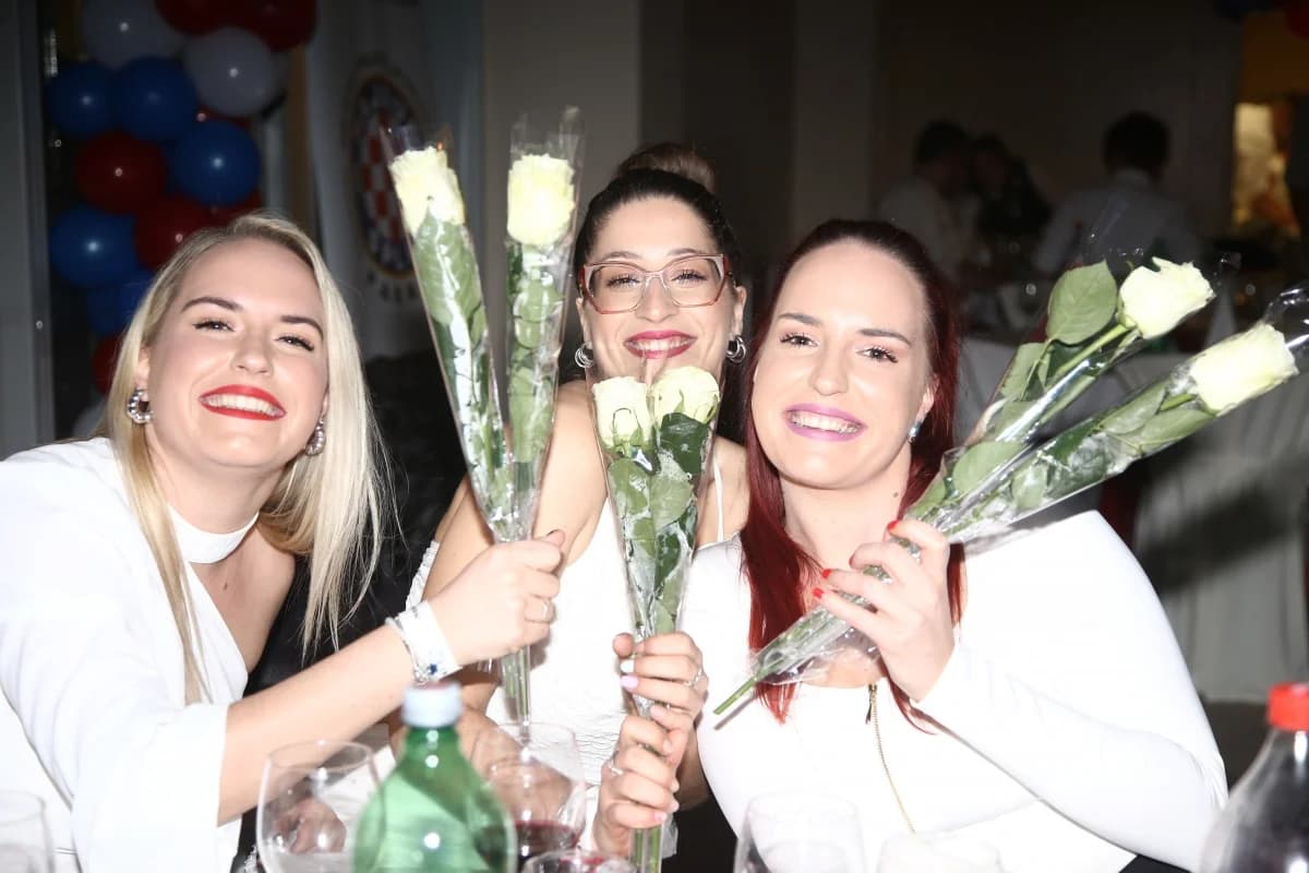 FOTO: Hajdučka raspjevana emocija okrunila prvu Bilu noć u Pakracu