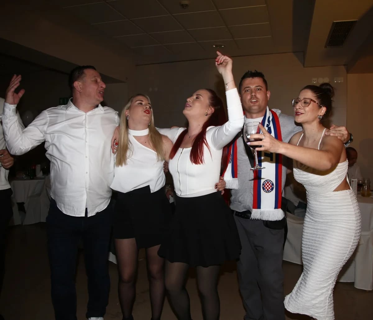FOTO: Hajdučka raspjevana emocija okrunila prvu Bilu noć u Pakracu