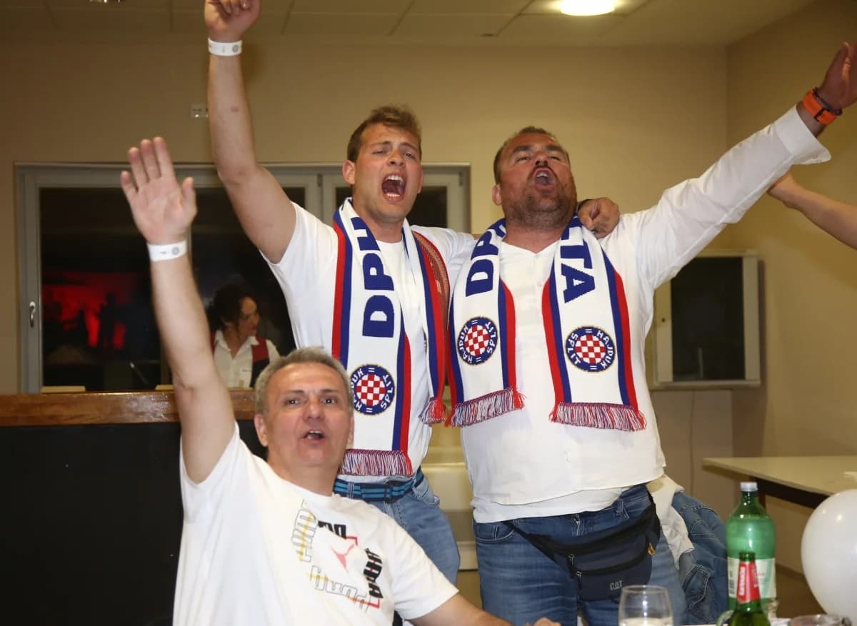 FOTO: Hajdučka raspjevana emocija okrunila prvu Bilu noć u Pakracu