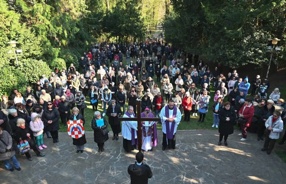 Biskup Ivo predvodio pobožnost križnog puta i svetu misu na Ksaveru