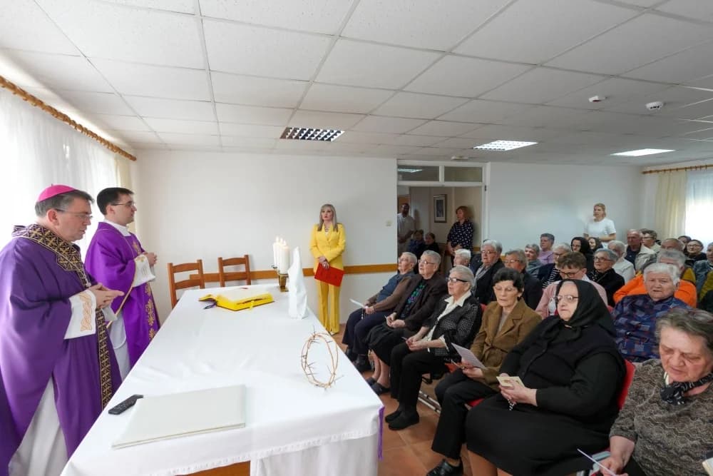 Biskup Ivo pohodio Dom za starije i nemoćne osobe u Velikoj