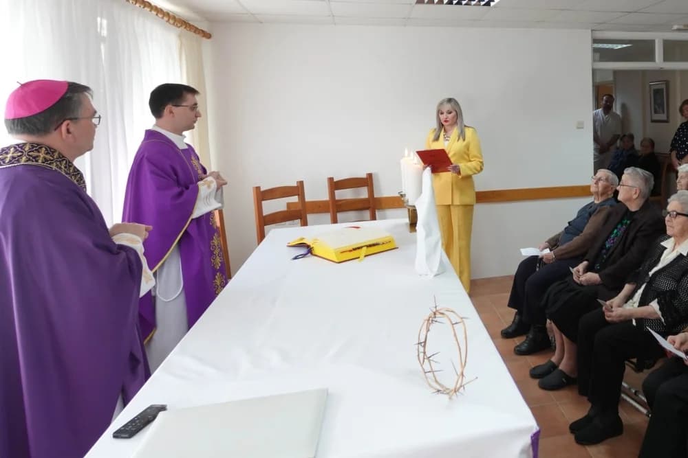 Biskup Ivo pohodio Dom za starije i nemoćne osobe u Velikoj