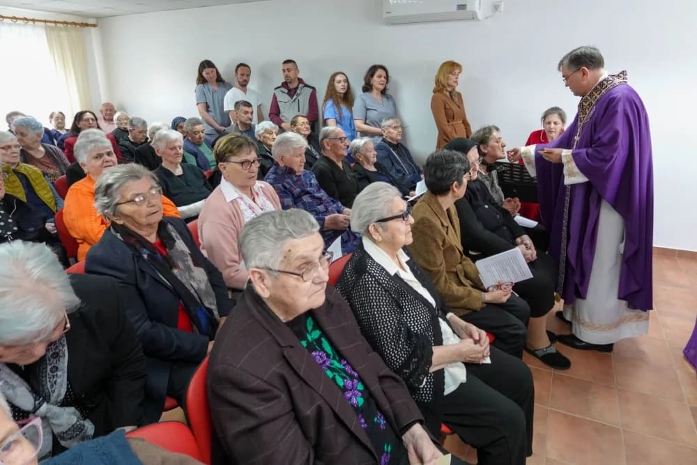 Biskup Ivo pohodio Dom za starije i nemoćne osobe u Velikoj