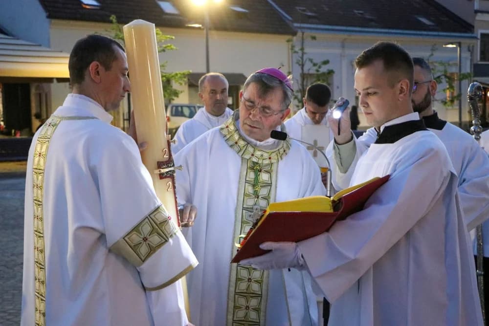 Vazmeno bdijenje u požeškoj Katedrali