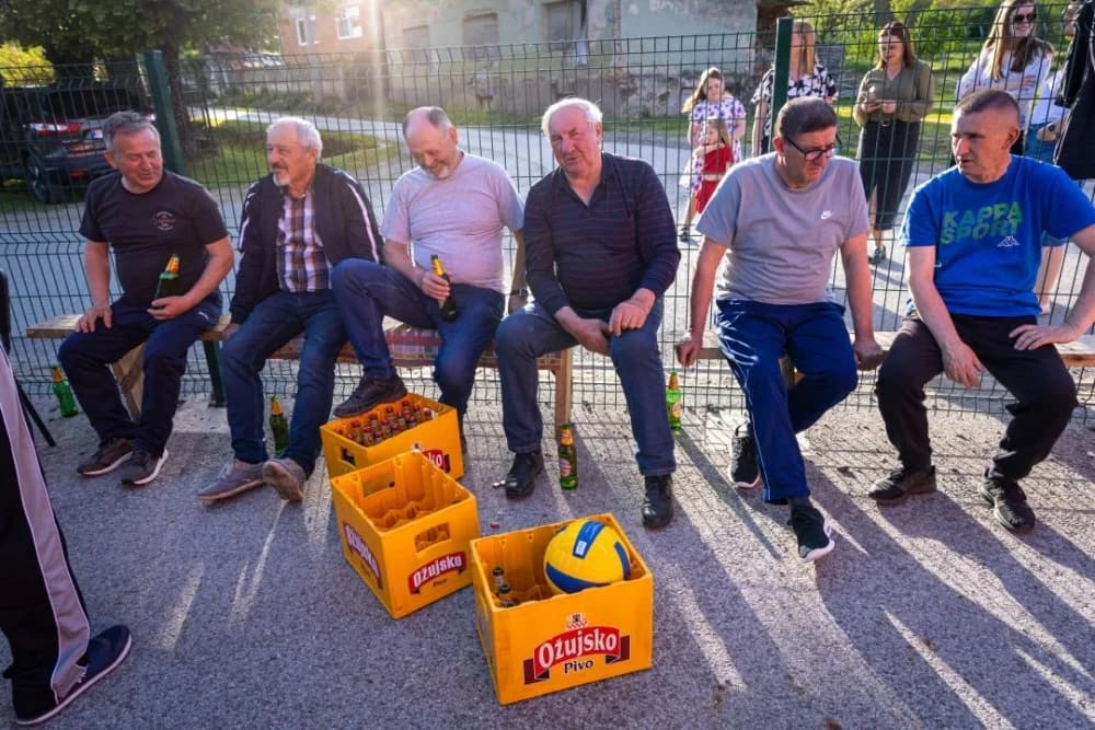 Lukač čuva tradiciju: Odigrana tradicionalna odbojka na Uskrs između oženjenih i neoženjenih