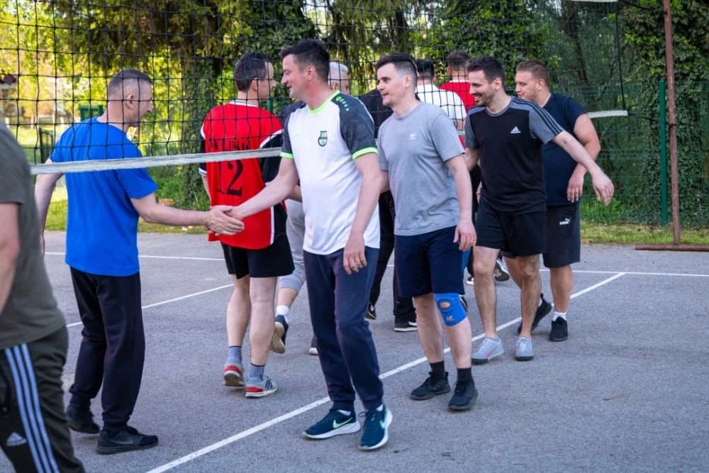 Lukač čuva tradiciju: Odigrana tradicionalna odbojka na Uskrs između oženjenih i neoženjenih