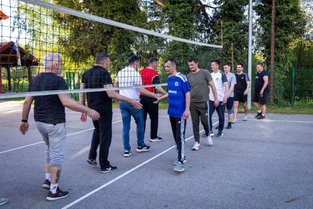 Lukač čuva tradiciju: Odigrana tradicionalna odbojka na Uskrs između oženjenih i neoženjenih