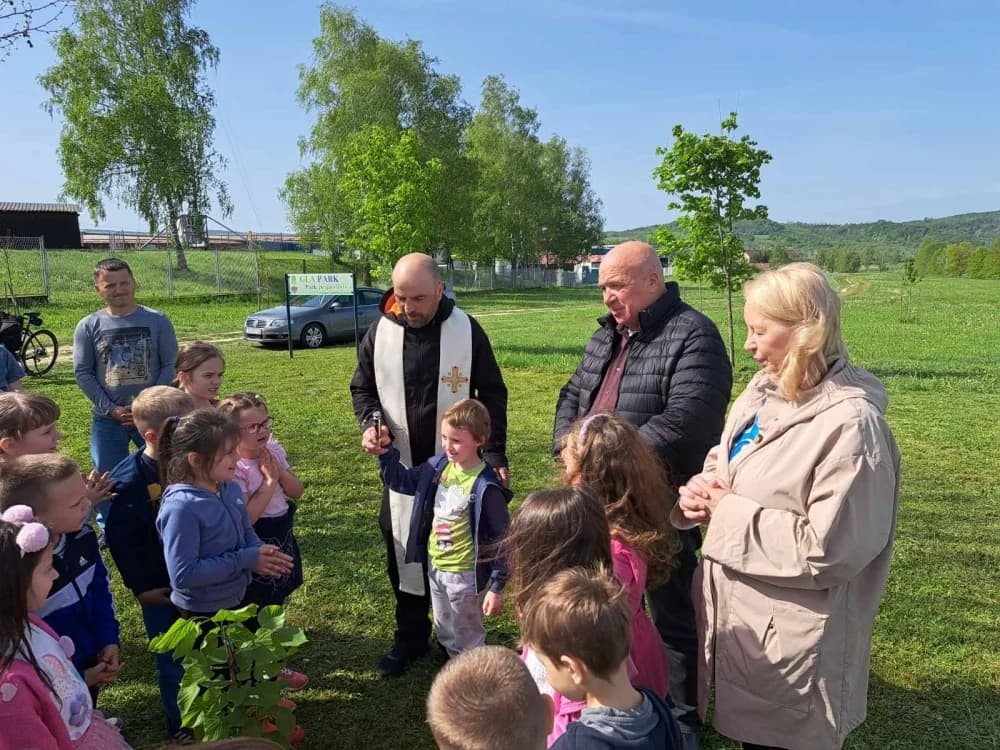 Lipik: Djeca zasadila stablo lipe za zdraviju i zeleniju budućnost