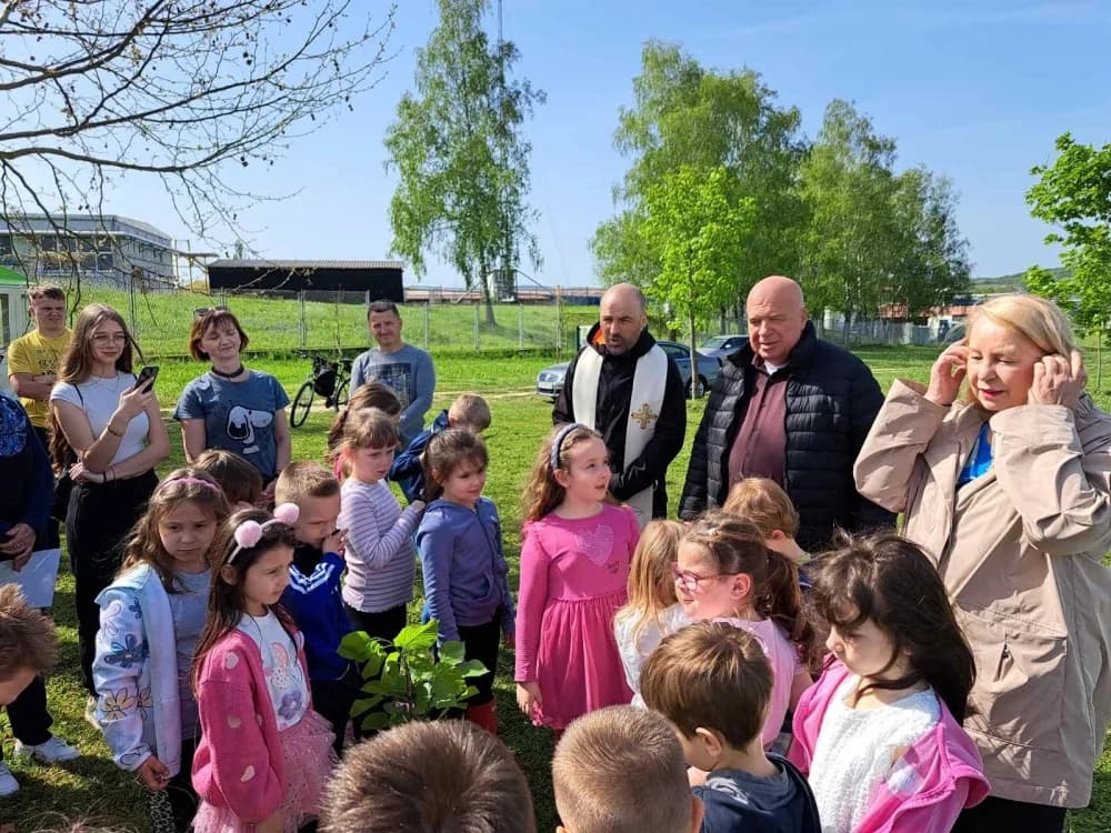 Lipik: Djeca zasadila stablo lipe za zdraviju i zeleniju budućnost