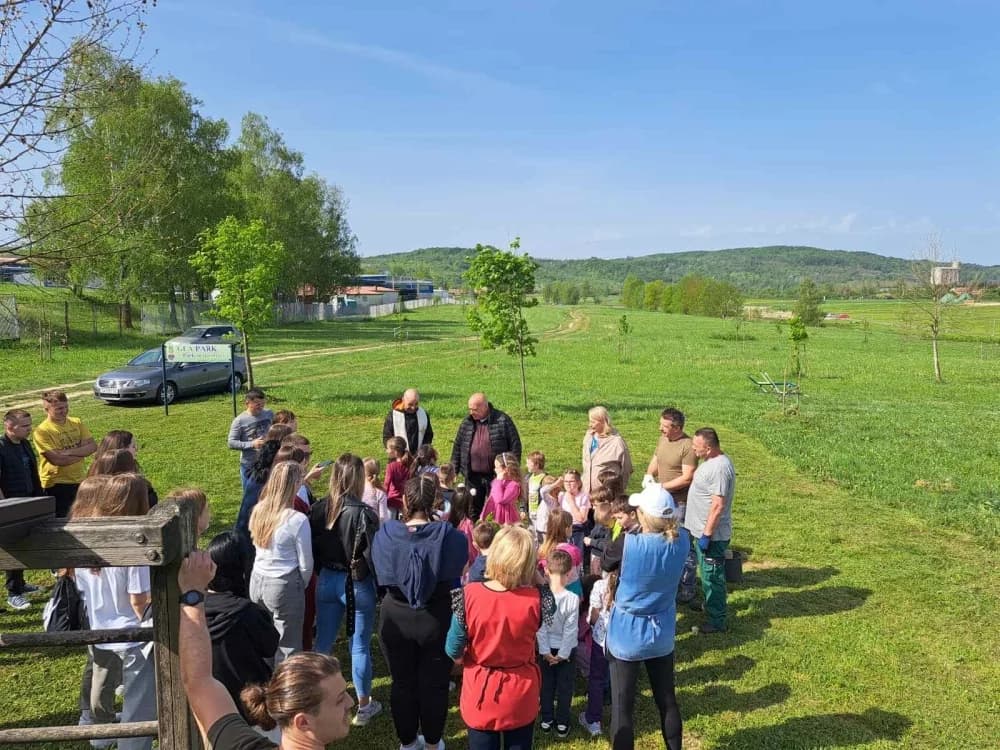 Lipik: Djeca zasadila stablo lipe za zdraviju i zeleniju budućnost