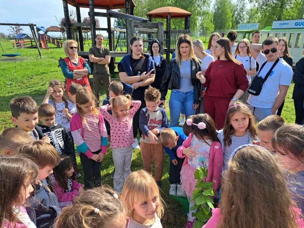Lipik: Djeca zasadila stablo lipe za zdraviju i zeleniju budućnost