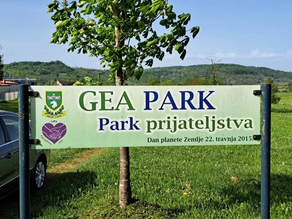 Lipik: Djeca zasadila stablo lipe za zdraviju i zeleniju budućnost