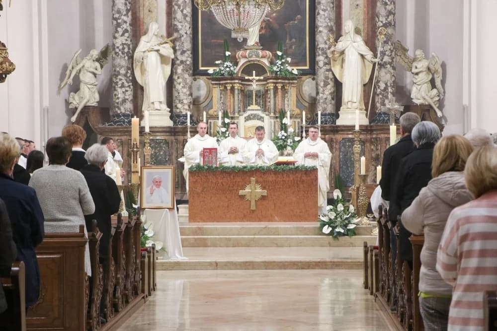 Misa zadušnica za preminulog papu Franju u Požegi