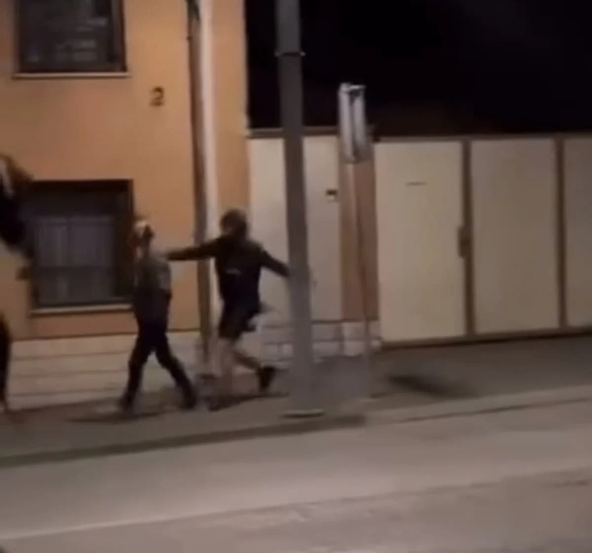 Na društvenim mrežama osvanula snimka: Napadač nokautirao osobu kod Trga Matka Peića u Požegi