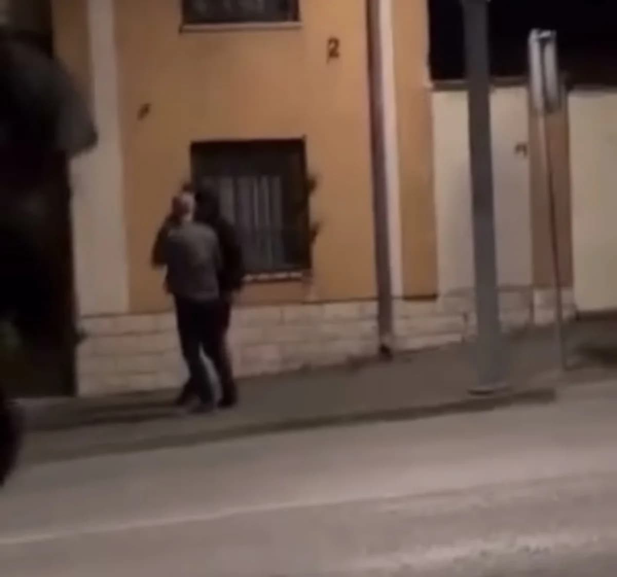 Na društvenim mrežama osvanula snimka: Napadač nokautirao osobu kod Trga Matka Peića u Požegi