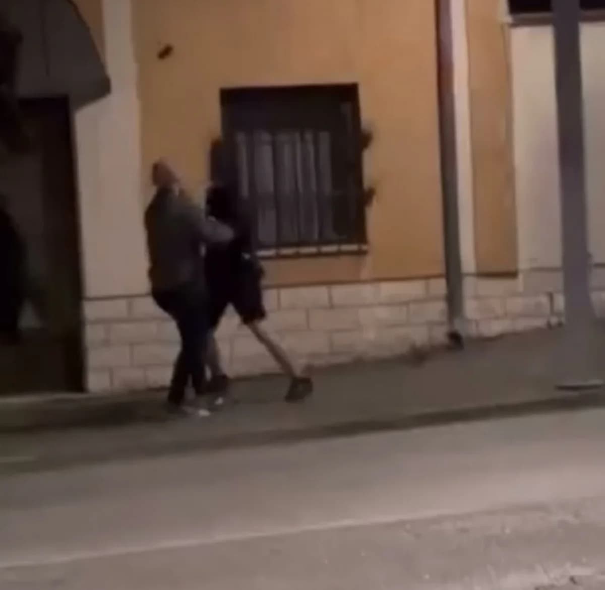 Na društvenim mrežama osvanula snimka: Napadač nokautirao osobu kod Trga Matka Peića u Požegi